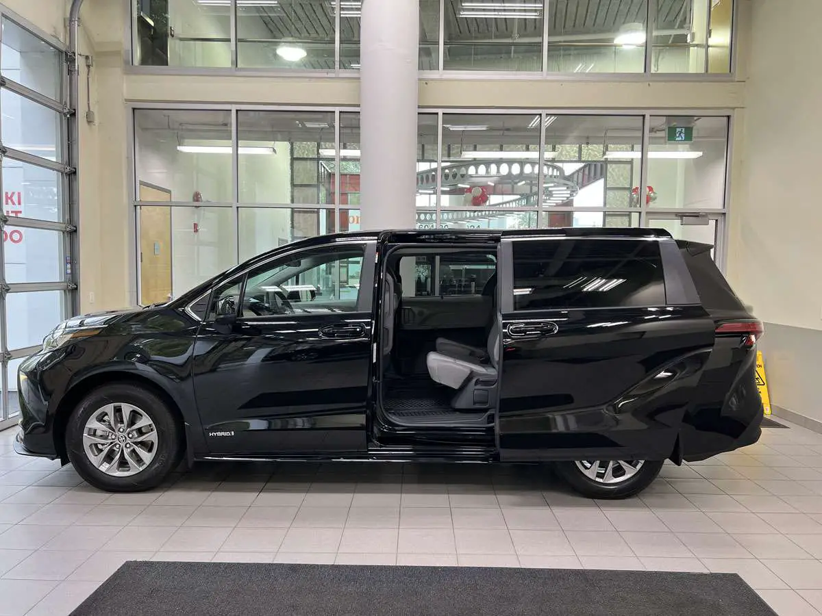 2021 sienna hybrid le fwd side view with open slide door