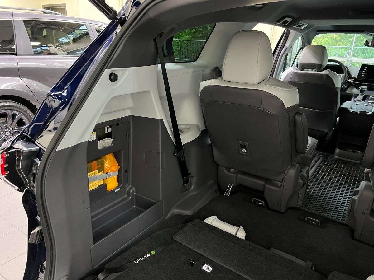 2021 sienna hybrid xse tailgate storage 2